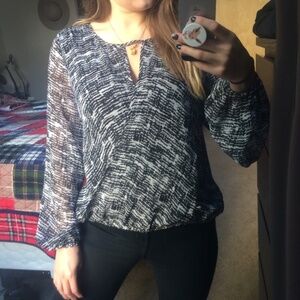 Vince Camuto Long Sleeve Black & White Printed Blouse In Size Small